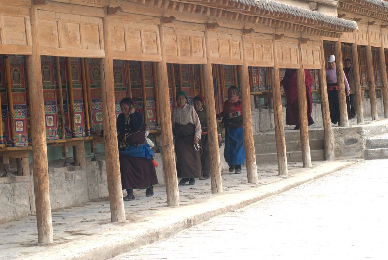CHI_1032.jpg - xiahe - lange reihen von trommel umgeben das kloster